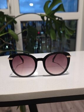 Stylish Black Frame Sunglasses with Pink Gradient Lenses